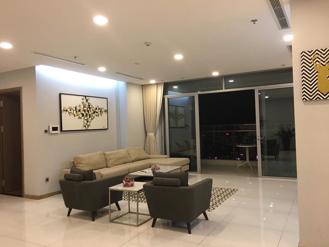 Cho thuê căn 4PN tòa Park 3 Vinhomes Central Park. Giá 2800$/tháng. Lh: 0789625847